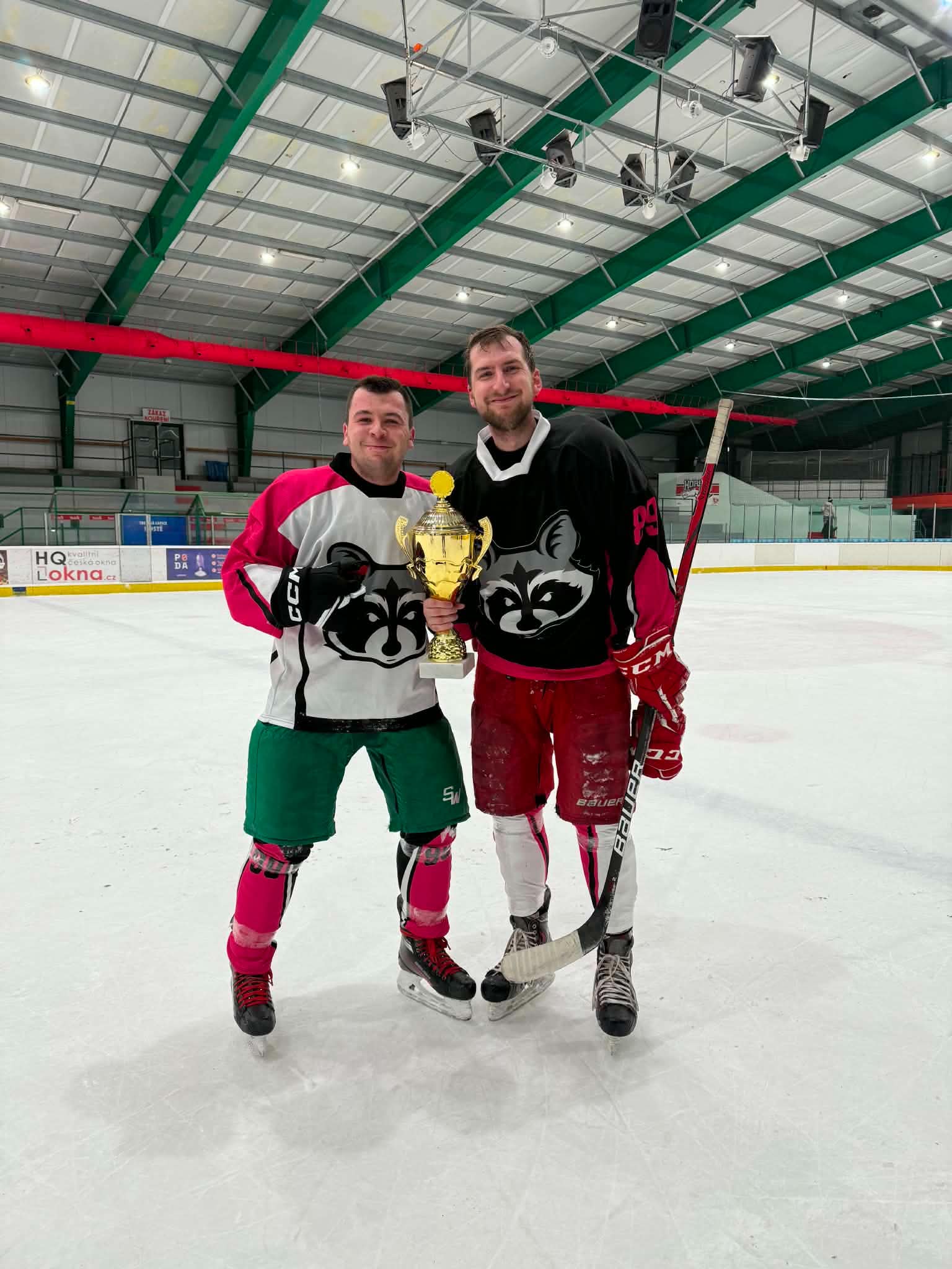 Dva hráči Raccoons drží na ledě zlatý pohár